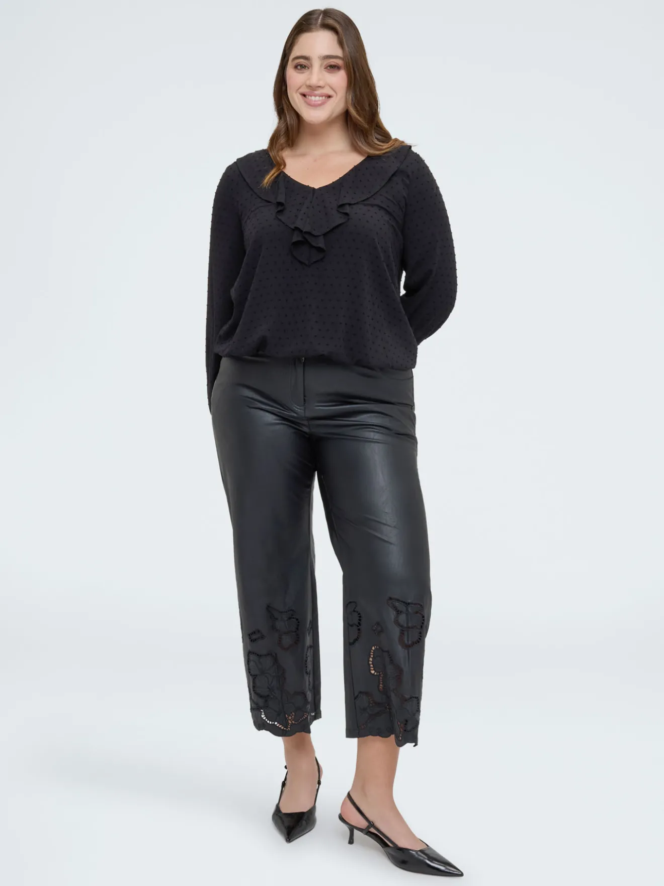 Blusa in plumetis a pois con volant