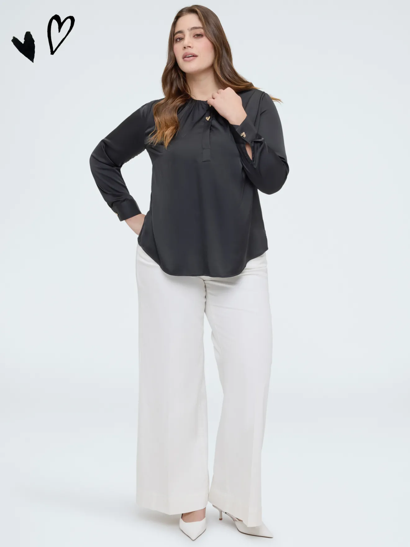 Blusa in raso con bottoni a forma di cuore