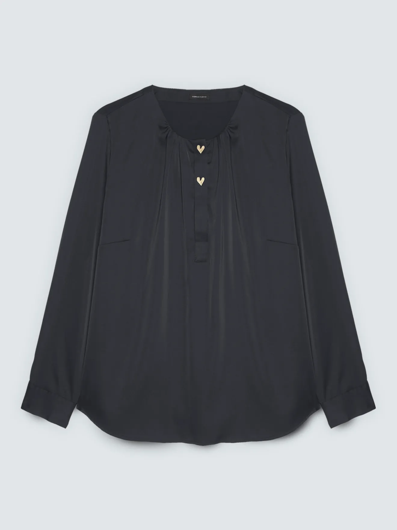 Blusa in raso con bottoni a forma di cuore