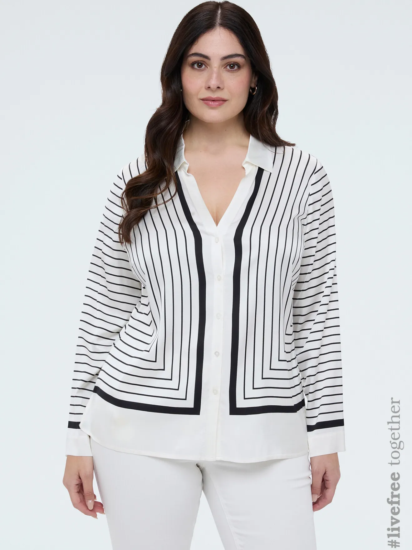 Camicia a righe con scollo a V