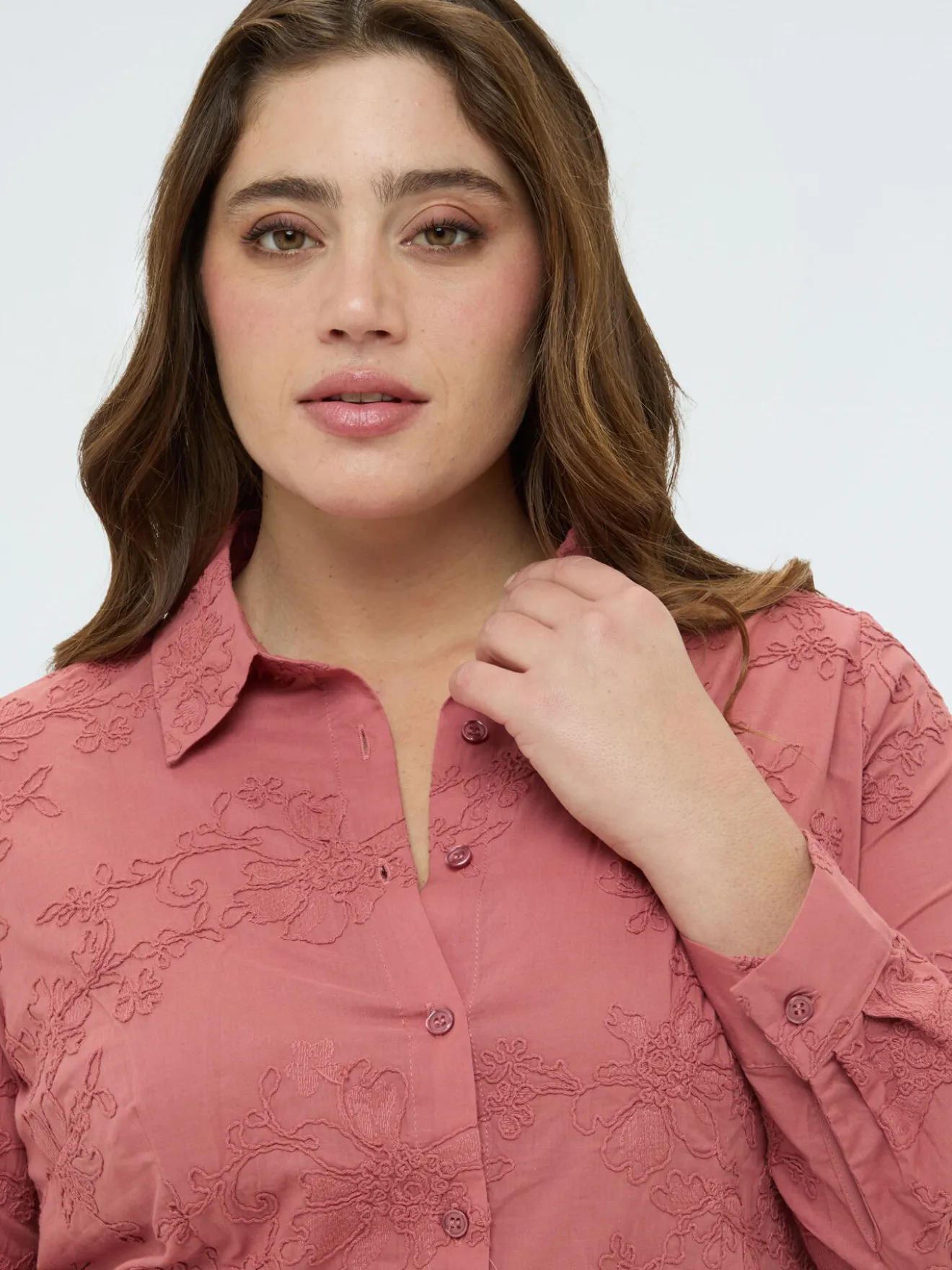 Camicia con ricami floreali tono su tono