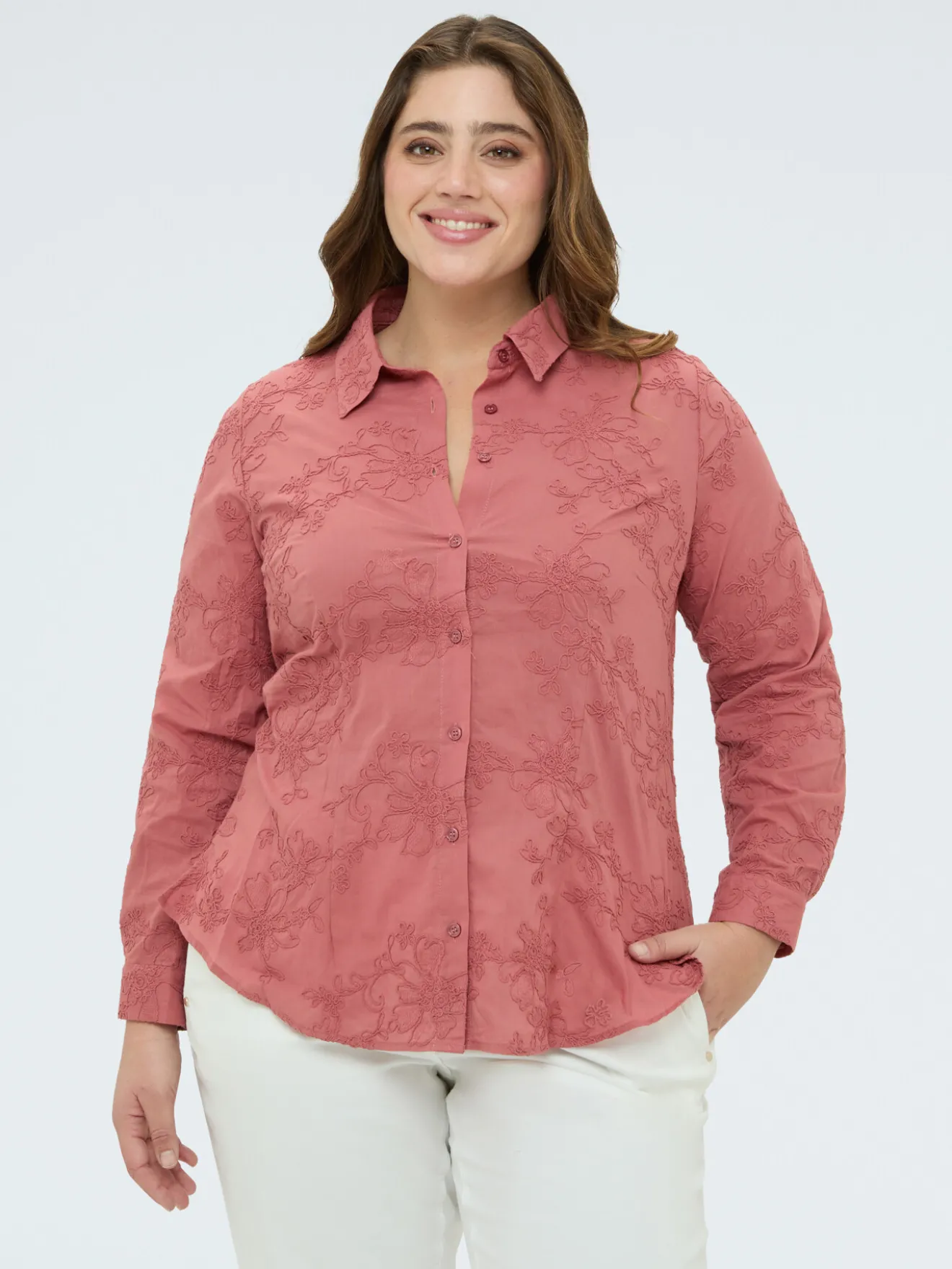 Camicia con ricami floreali tono su tono