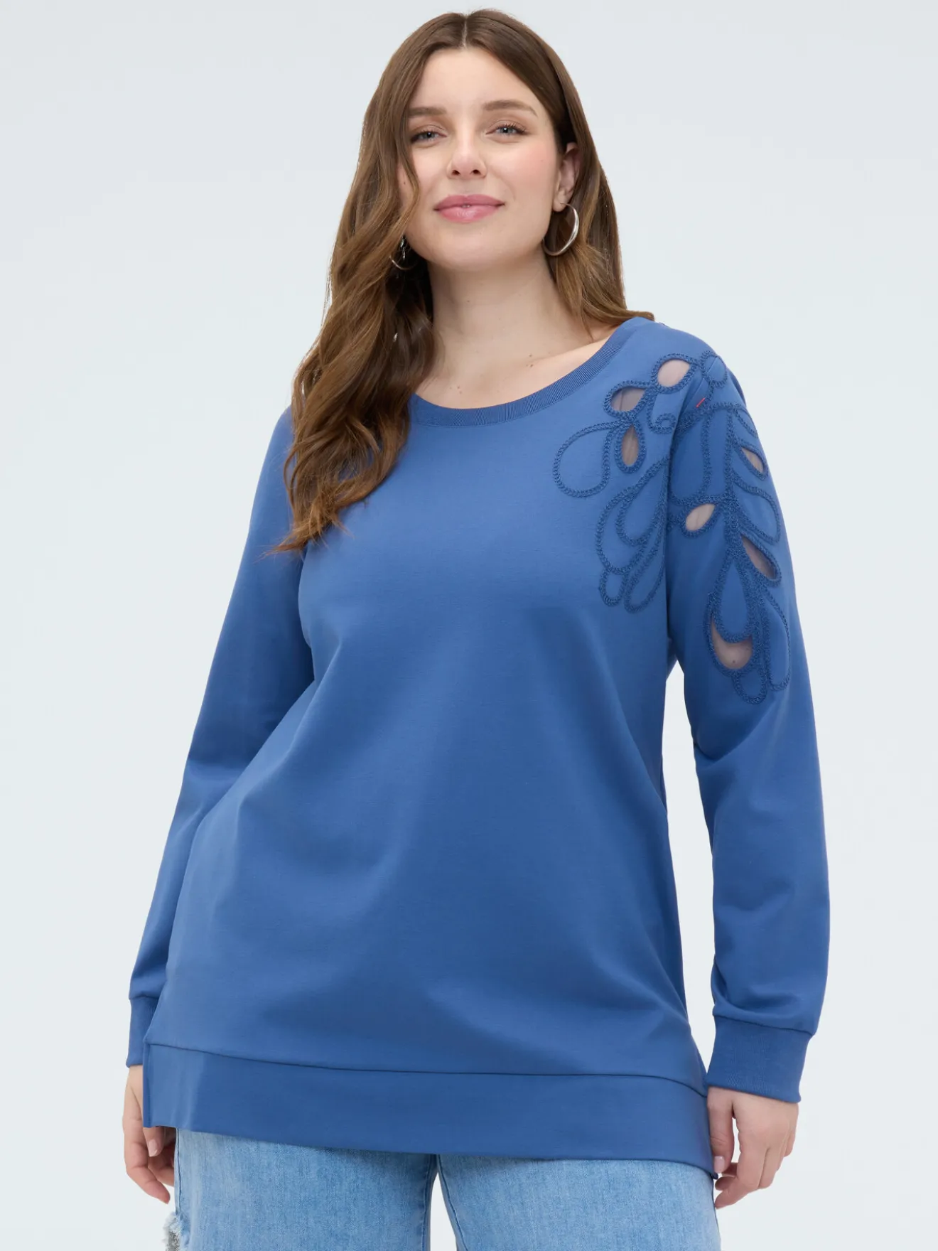 Felpa con ricamo floreale e cut out