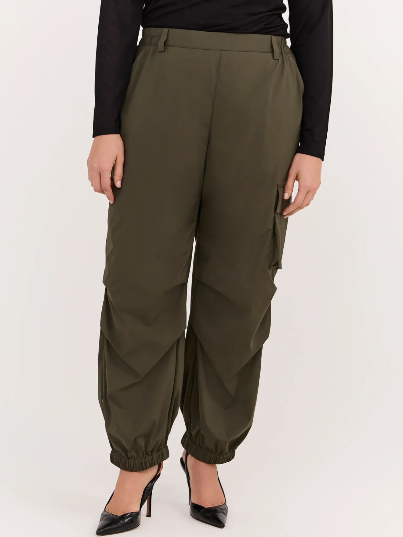 Pantaloni cargo in nylon
