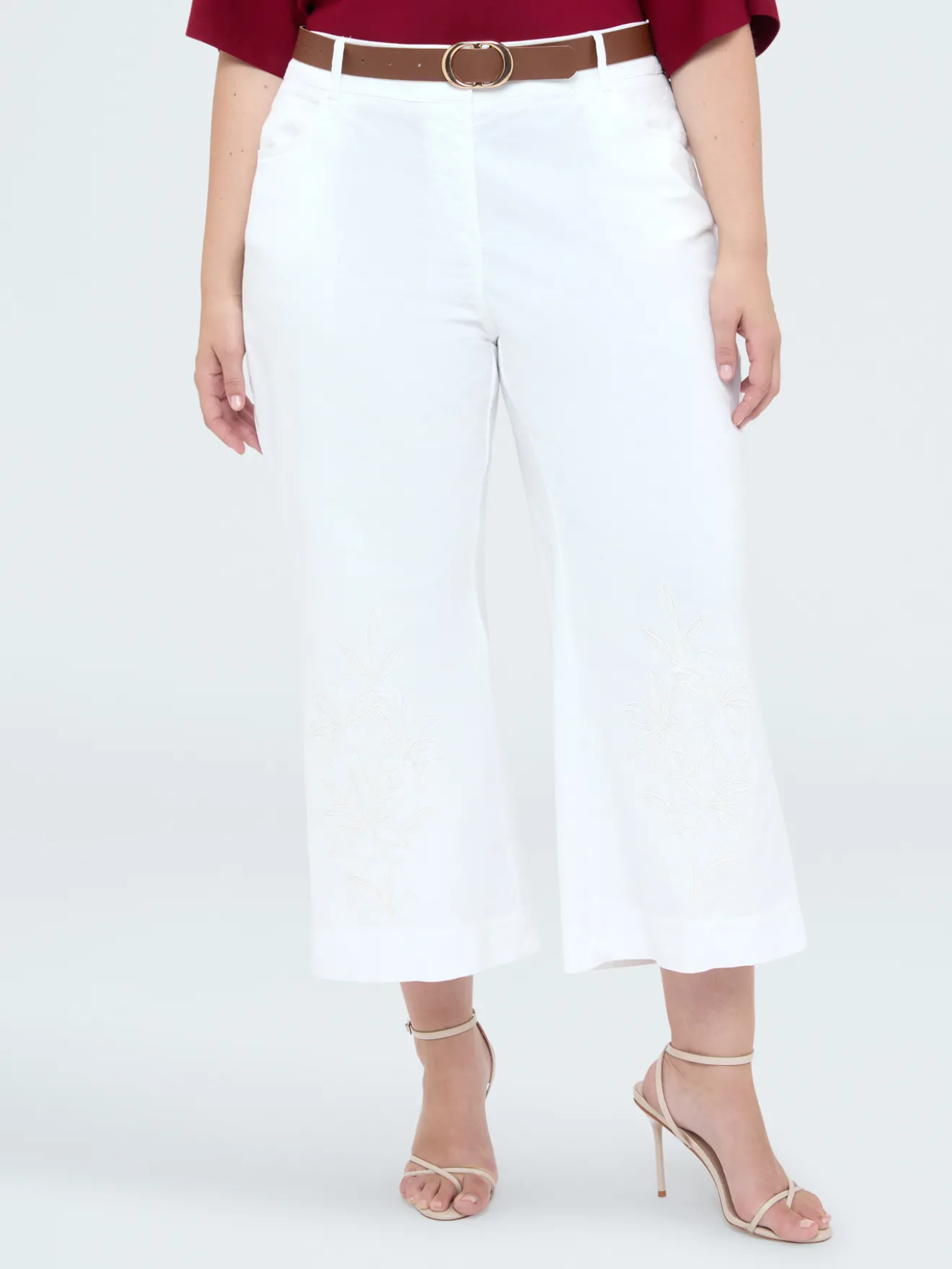 Pantaloni cropped con ricami e cintura