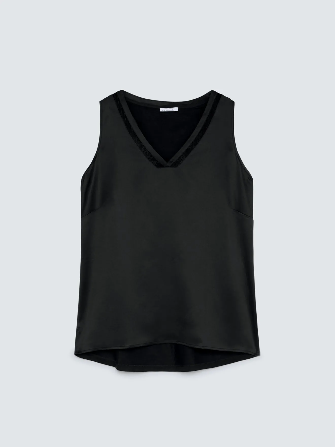 Top con scollo V e dettaglio in pizzo