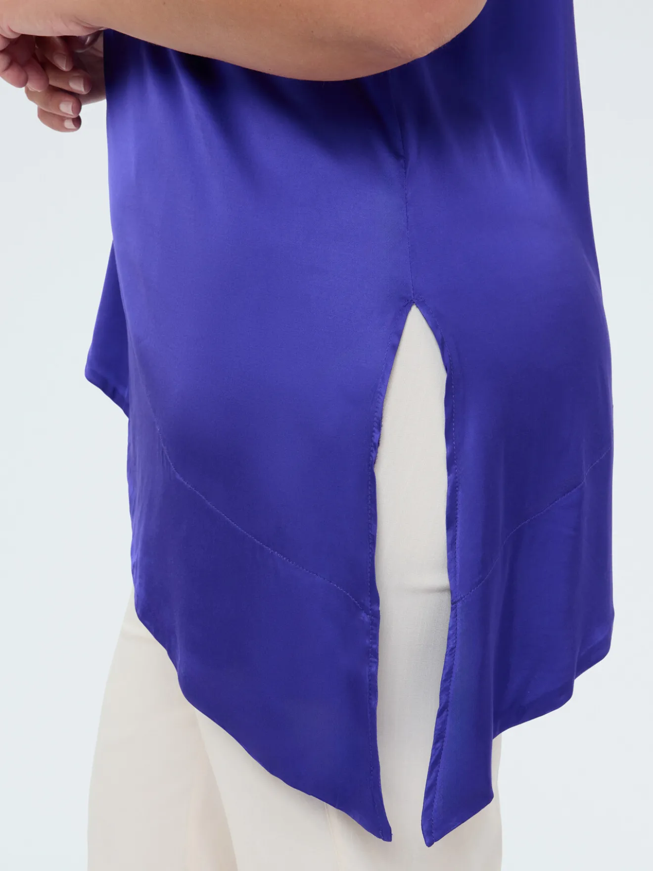 Top in raso con orlo asimmetrico