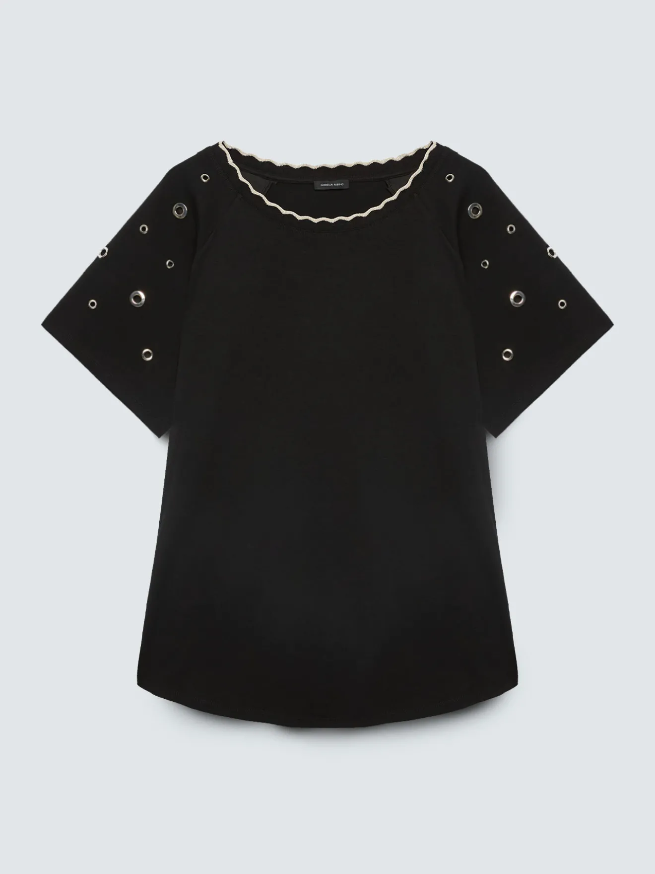 T-shirt con scollo smerlato e occhielli