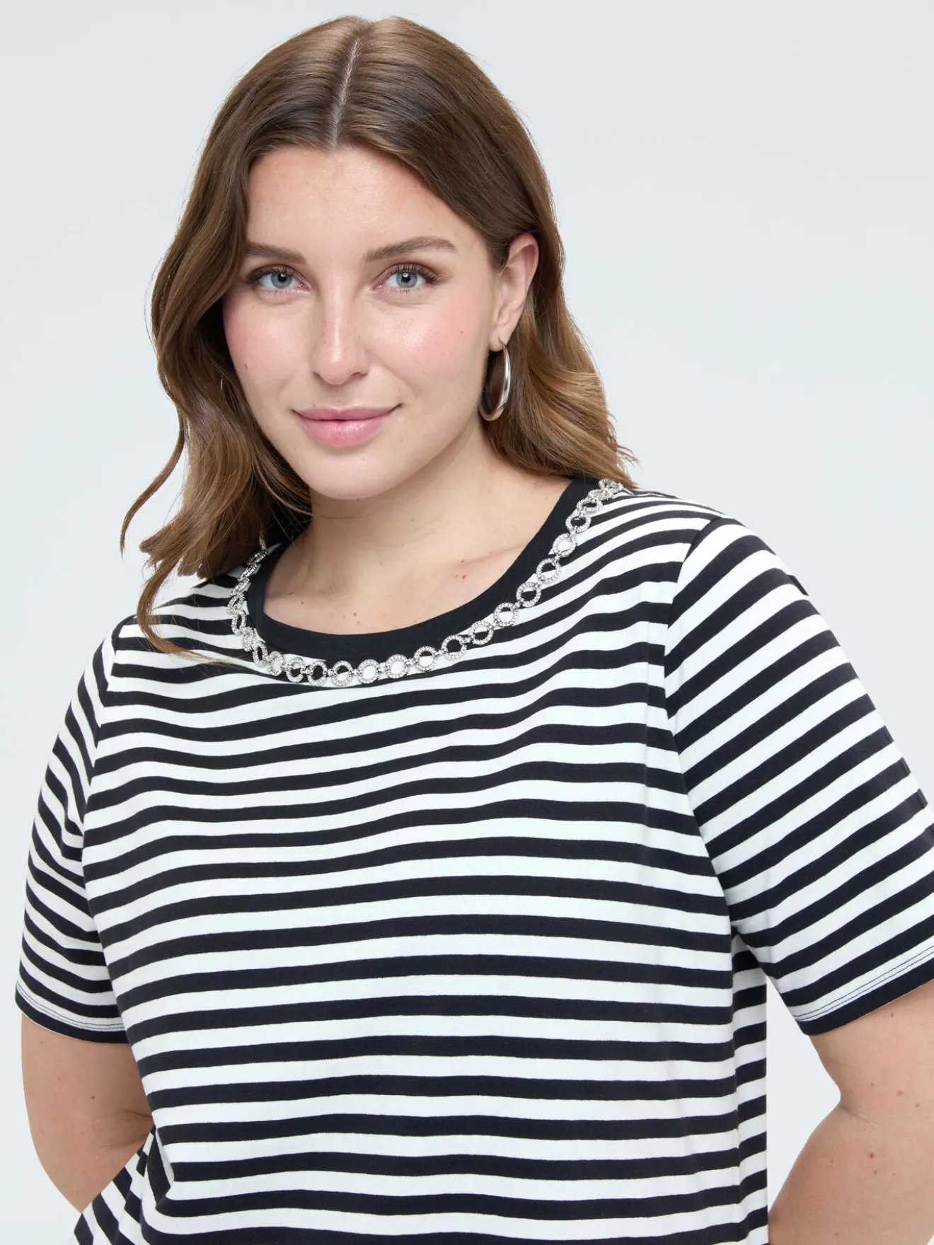 T-shirt in cotone a righe con applicazioni