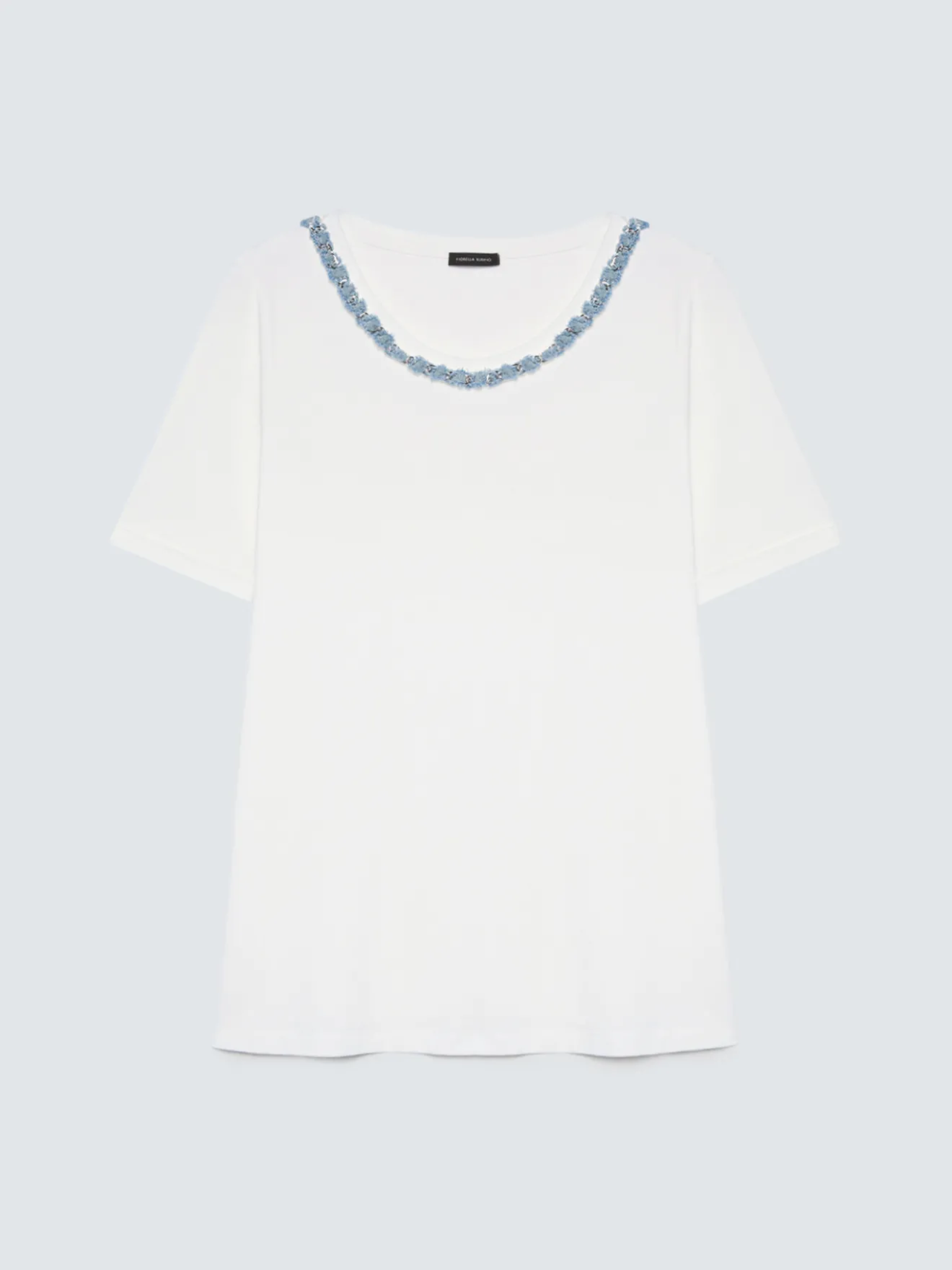 T-shirt in cotone con applicazione sullo scollo