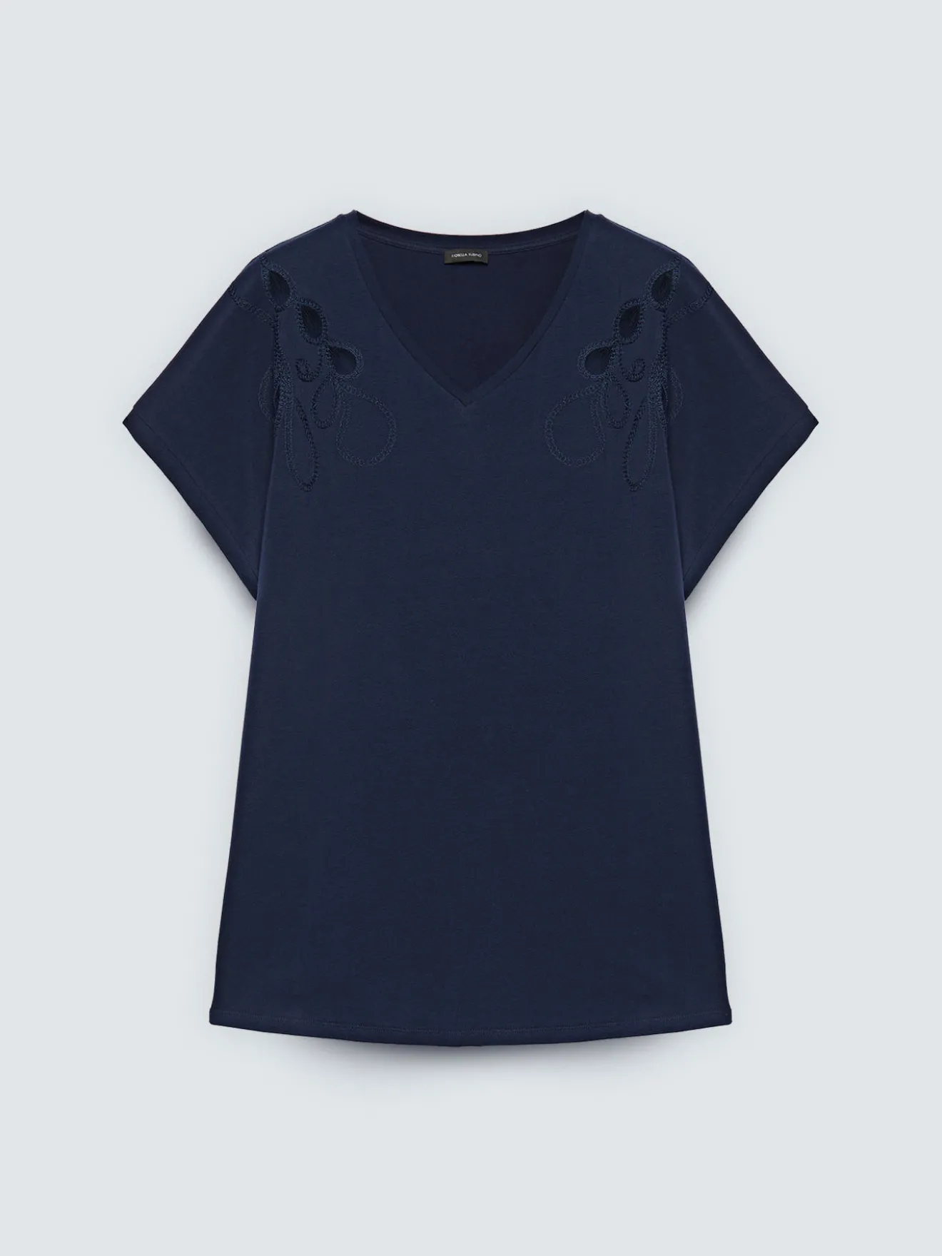 T-shirt in cotone con ricami e cut out