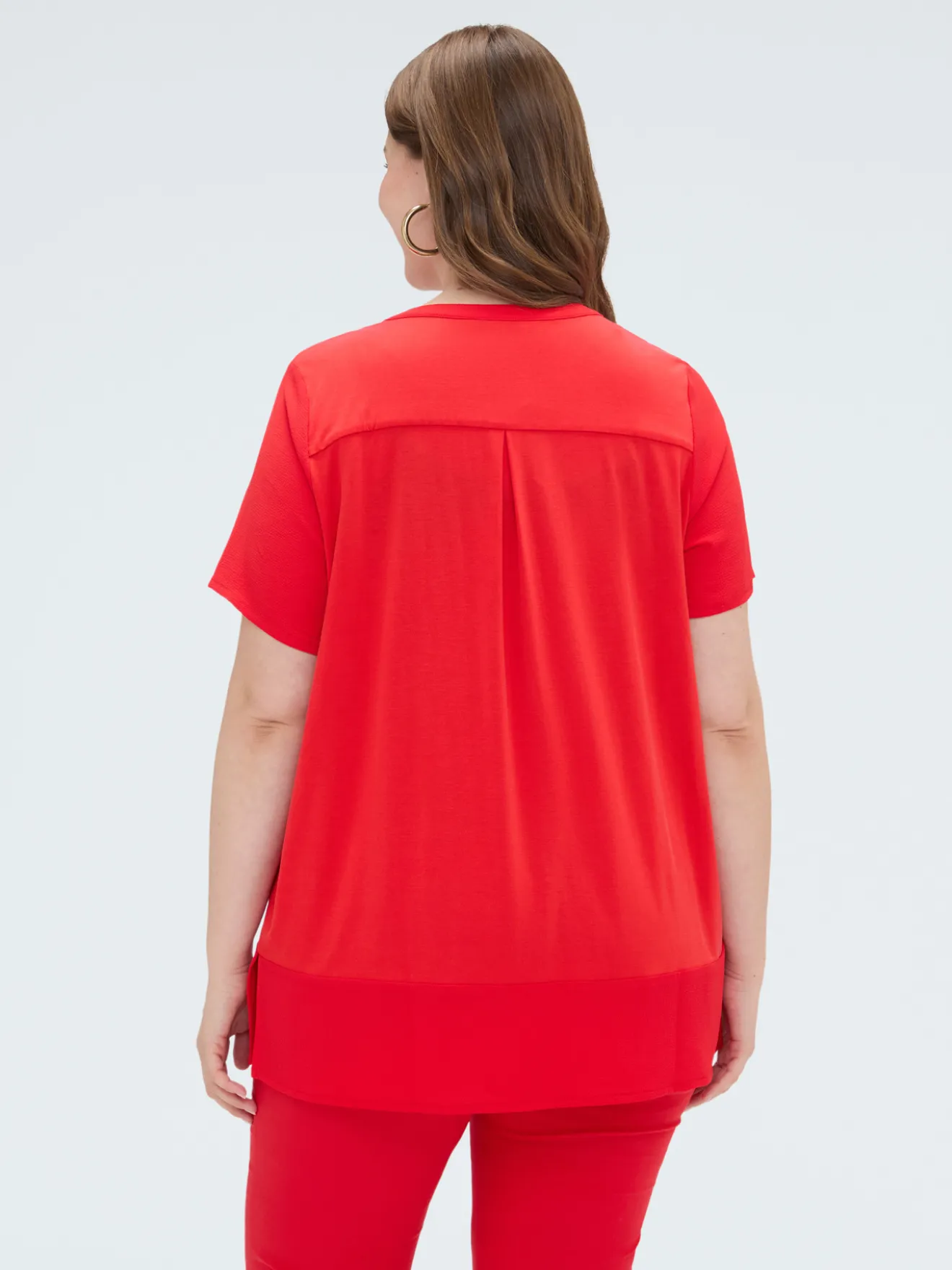 T-shirt in misto lyocell con bottoncini