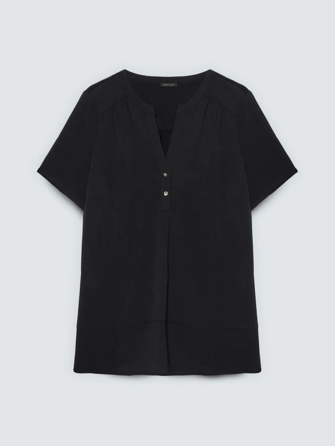 T-shirt in misto lyocell con bottoncini
