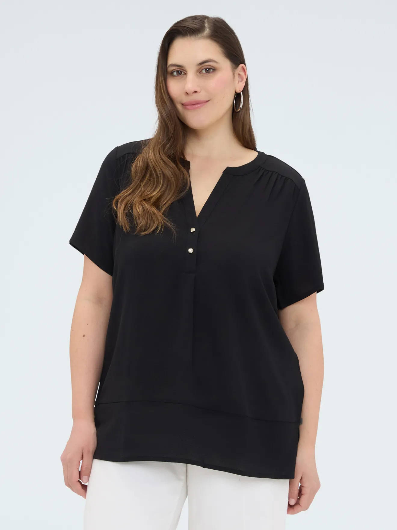 T-shirt in misto lyocell con bottoncini