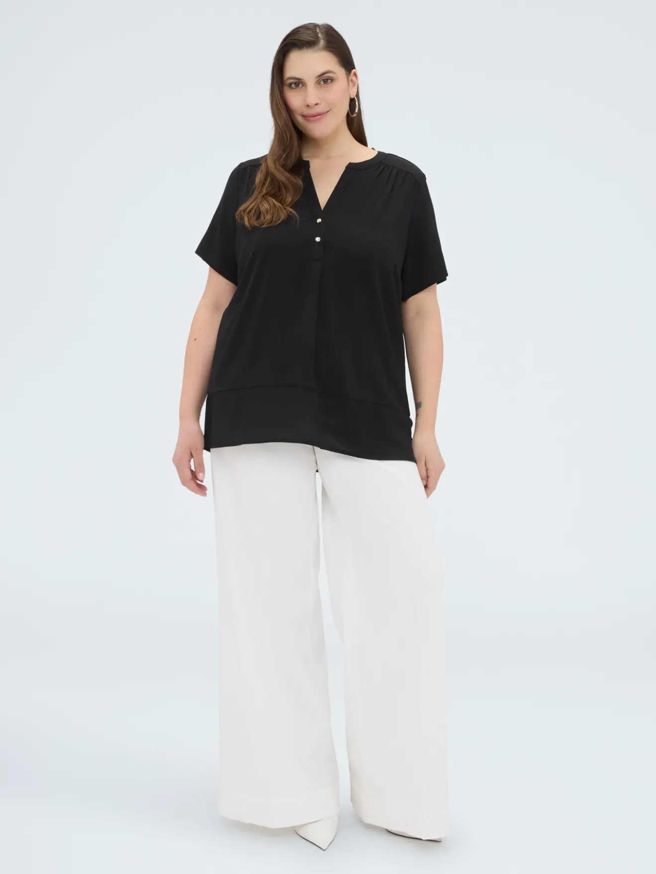 T-shirt in misto lyocell con bottoncini